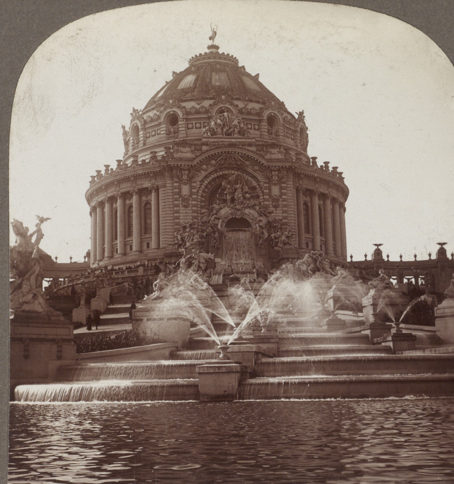 Photograph from 1904 of Festival Hall rising above the cascading fountains.